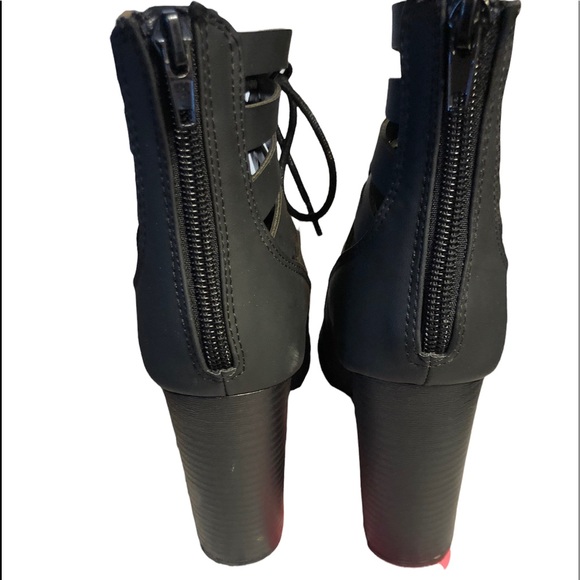 Heart in D block heel short gator lace wrap sandals with easy on back zip EUC - Picture 6 of 8